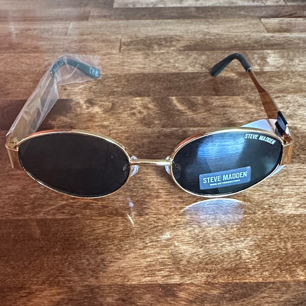Steve Madden Gold Frame Sunglasses with Black Lenses NWT